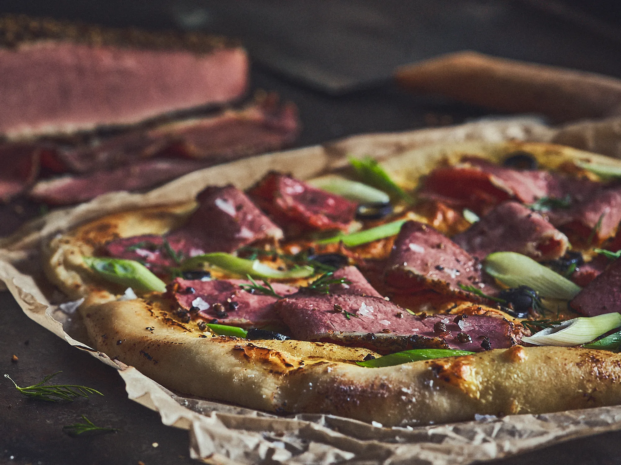 Pastrami Pizza mit Sauce Hollandaise