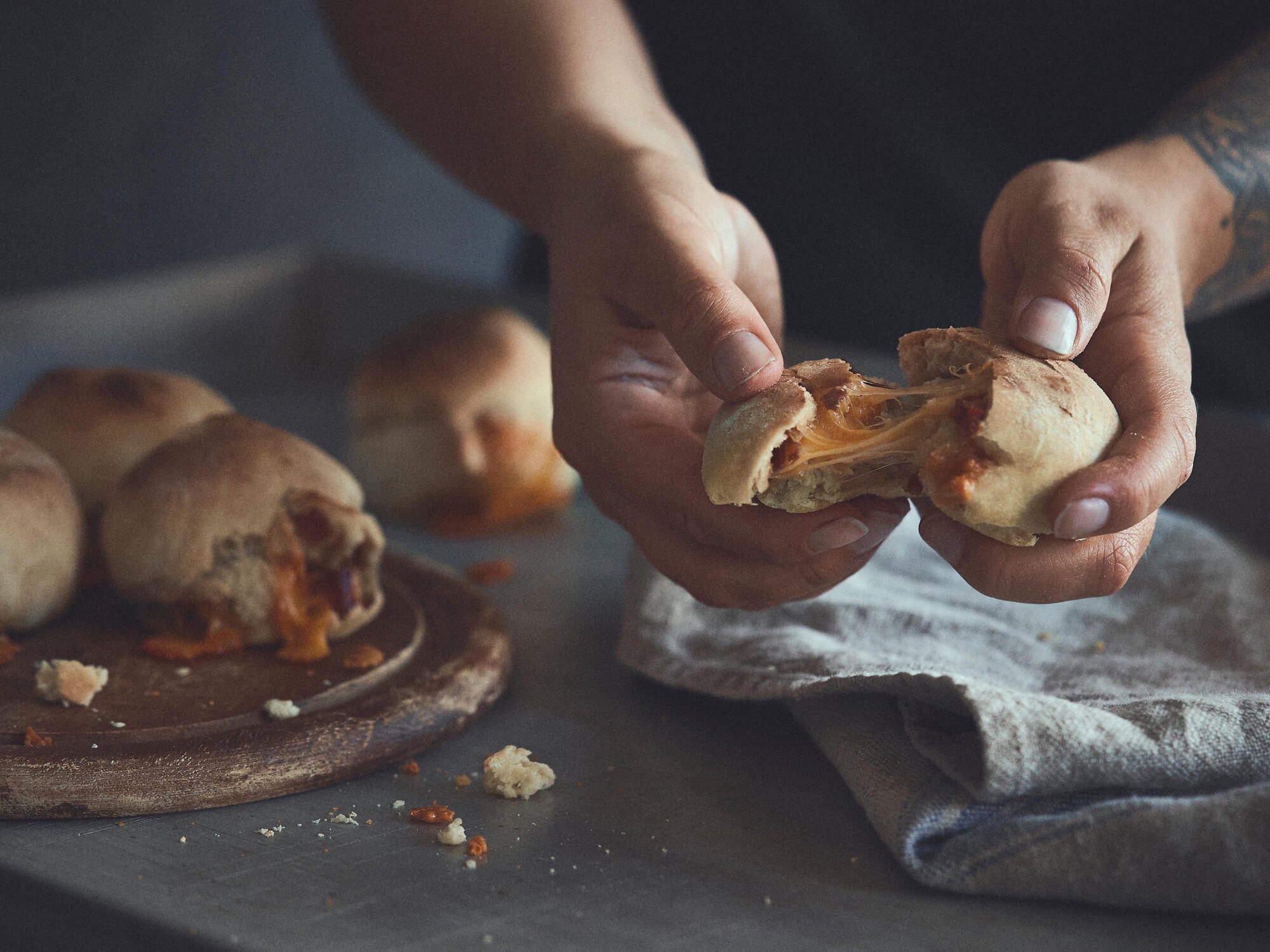 Gevulde pizzabroodjes met kaas en bacon
