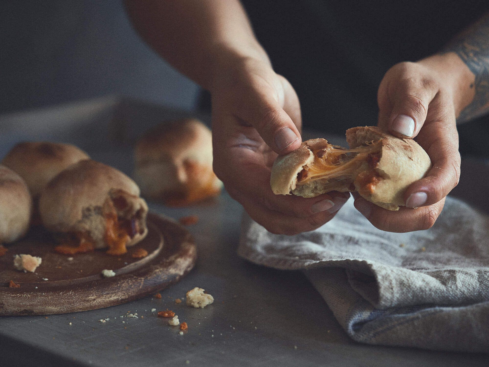 Gevulde pizzabroodjes met kaas en bacon