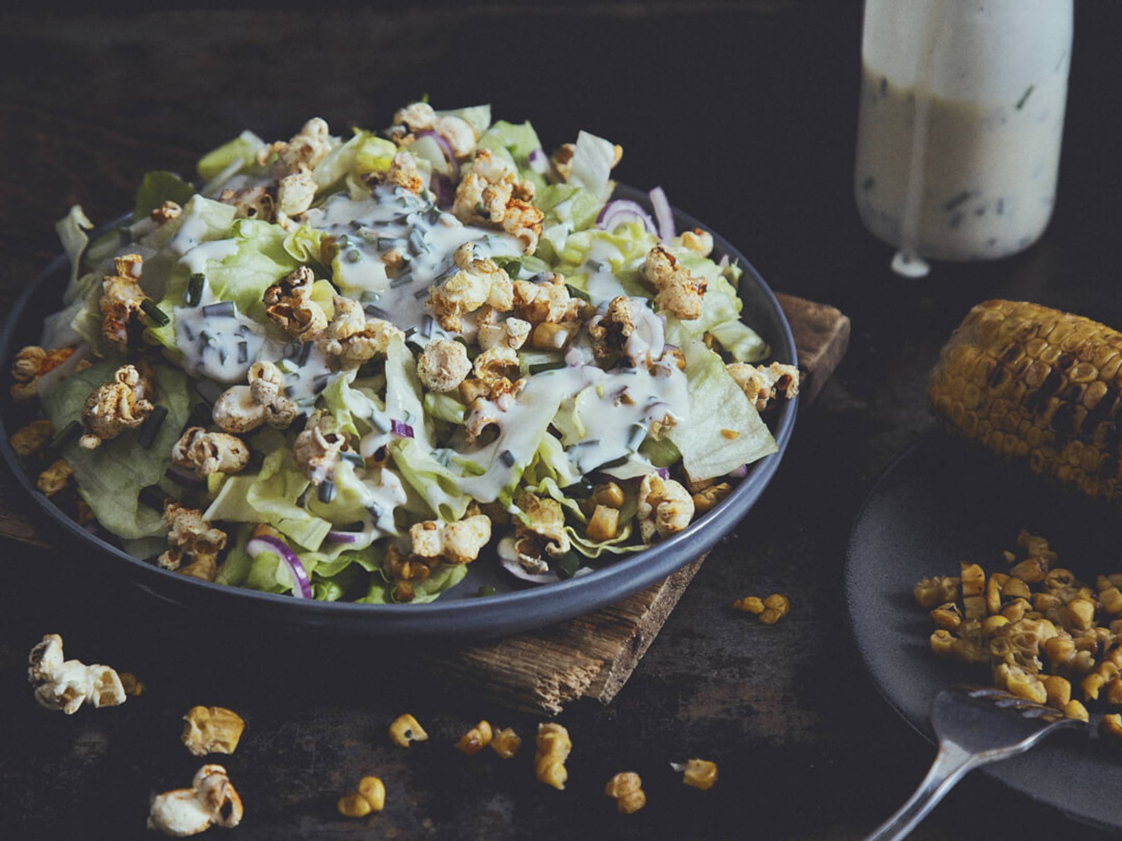 Popcorn-Salat mit gegrilltem Mais und Ranch-Dressing