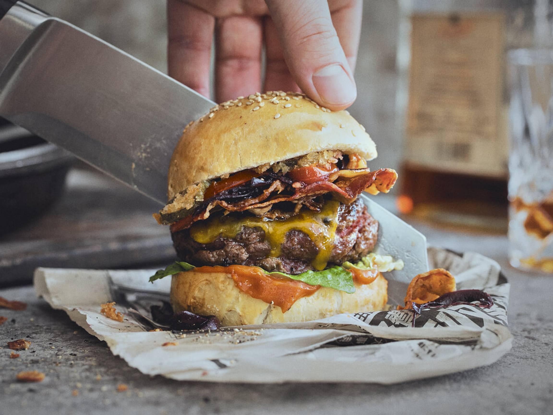 Bacon Cheeseburger mit frittierten Gurken