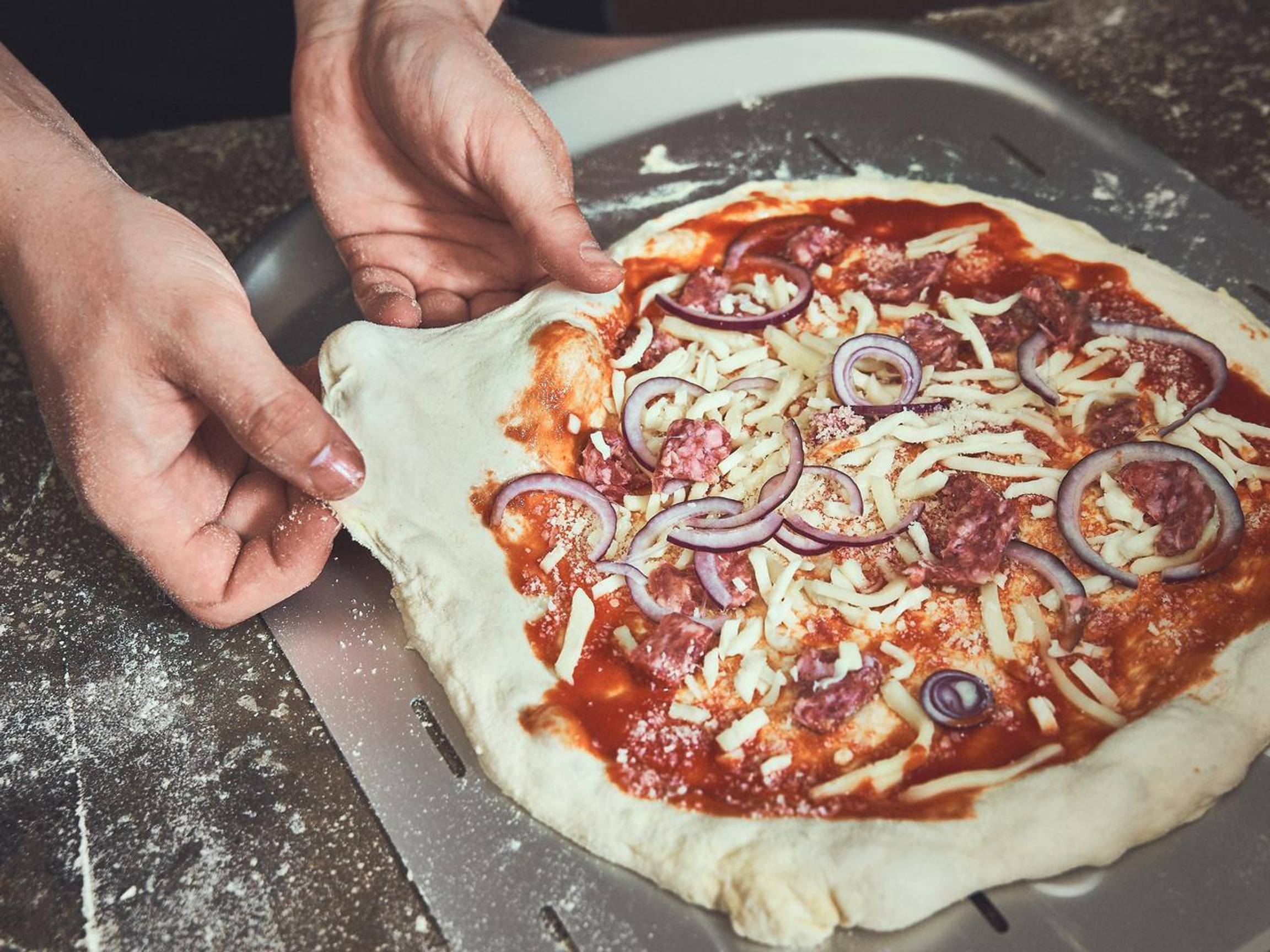 Pizzadeeg plakt aan de schieter? 5 tips om ervoor te zorgen dat je pizza heelhuids in de oven komt.