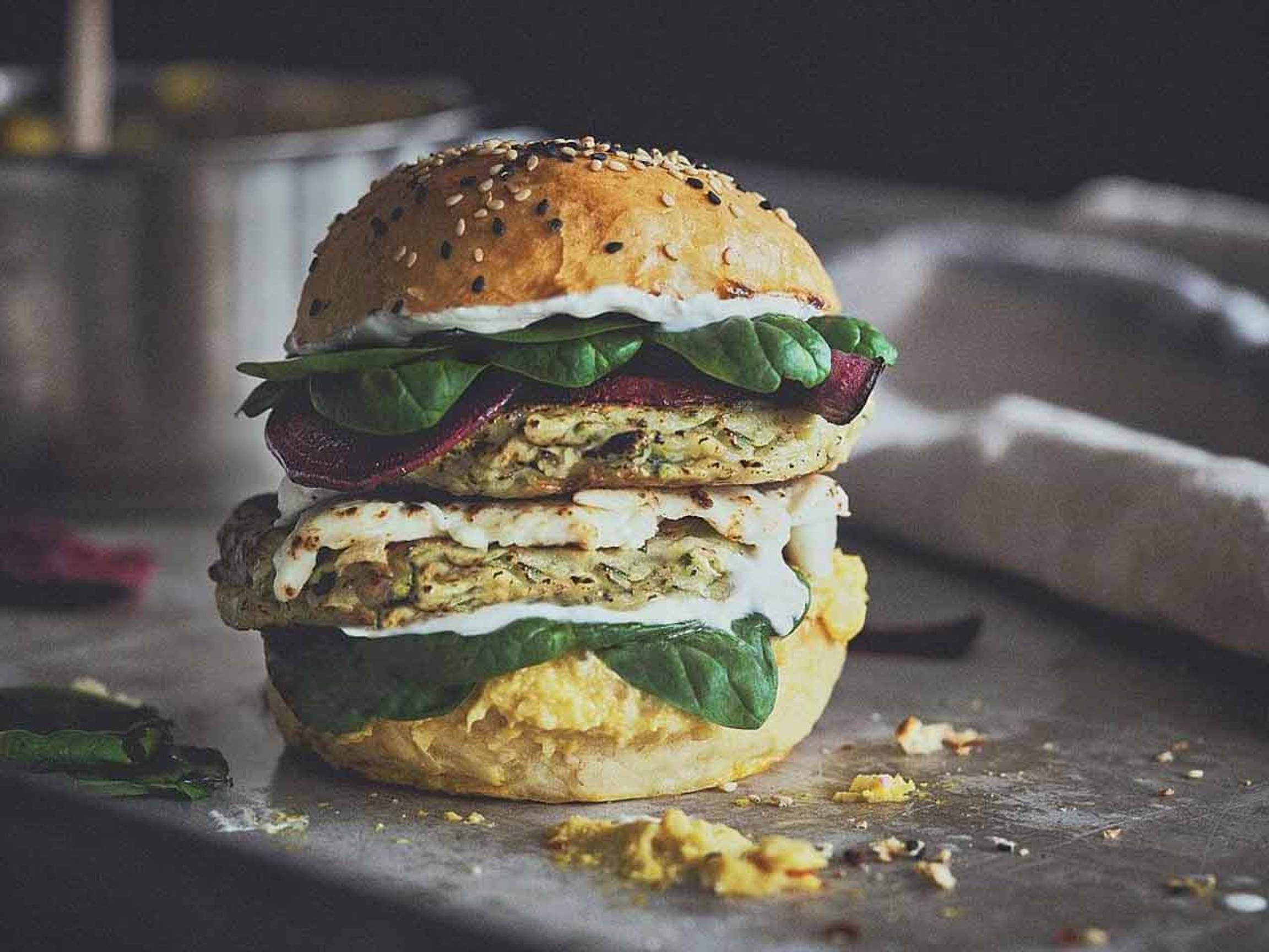 Veggie Burger mit Zucchinipuffer, Maispüree und Joghurtsauce