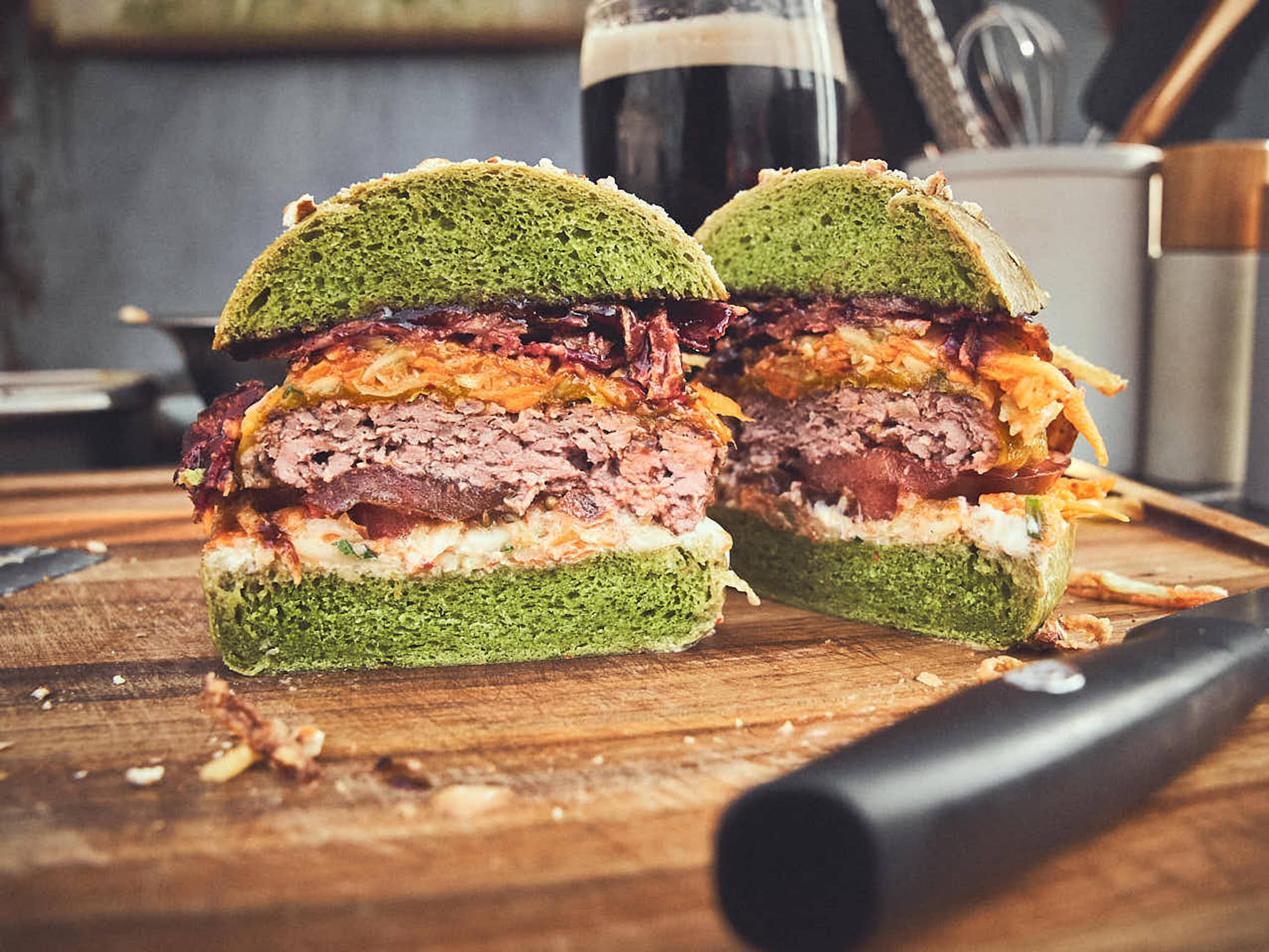 Smashed Burger mit Guinness-Onion-Rings und Whiskey-Honey-Glaze | BURNHARD