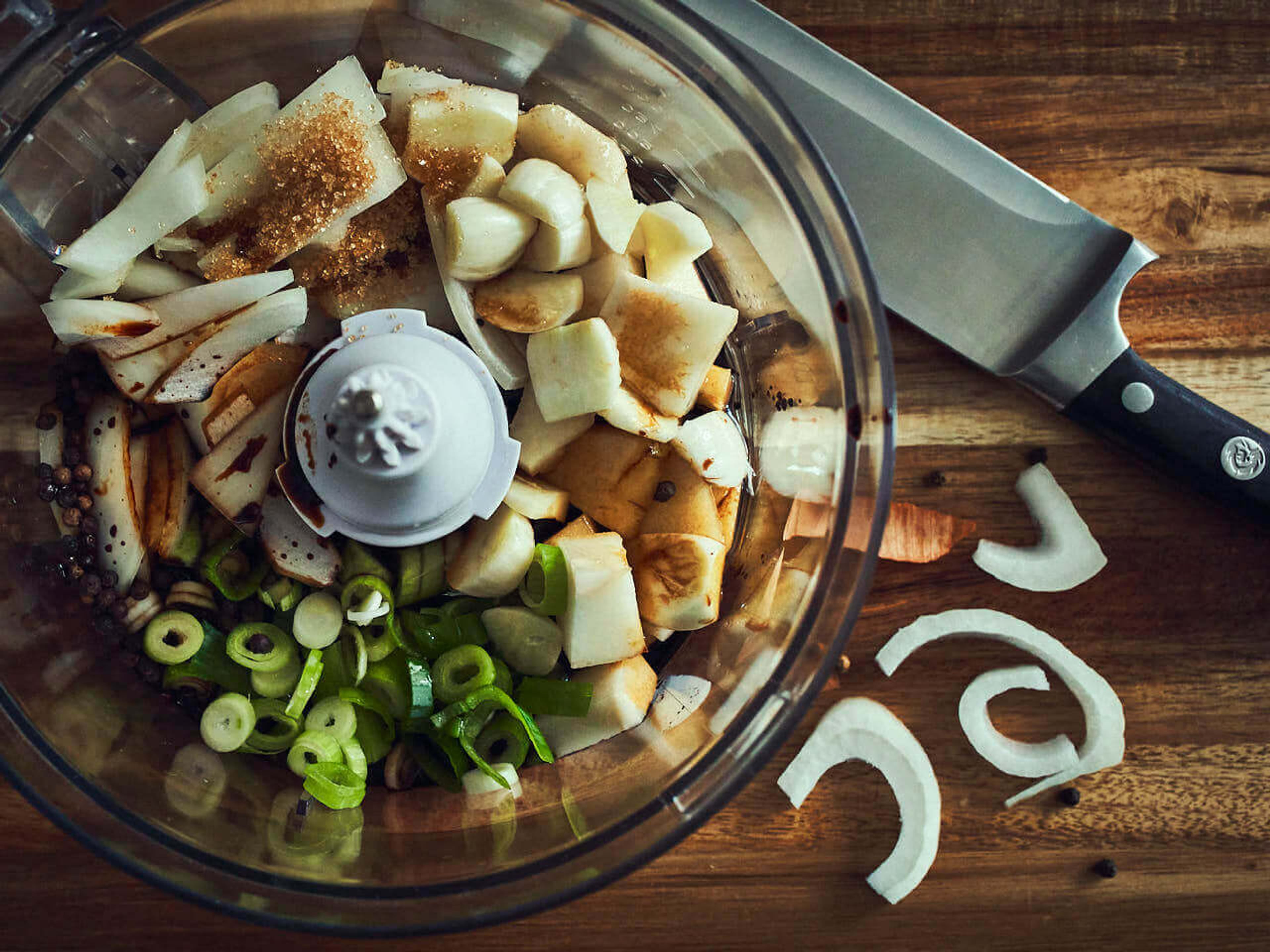 Knoblauch, Zwiebeln, Birne und Zucker für Bulgogi Marinade in Mixer