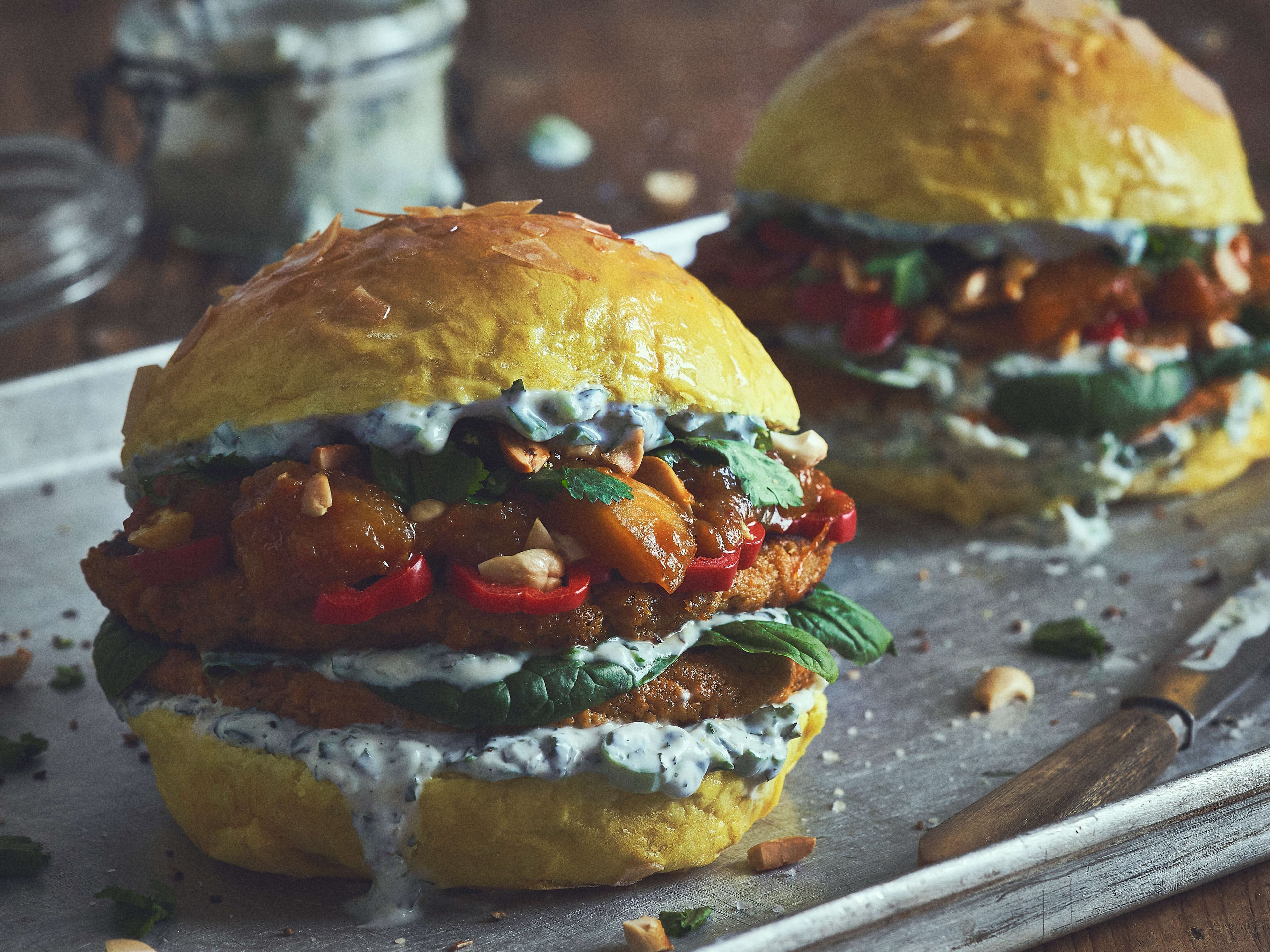 Indiase burger met zoete aardappel-kikkererwtenpasteitjes.