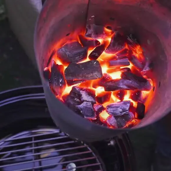 Gas- oder Kohlegrill: Anzündkamin mit glühender Kohle