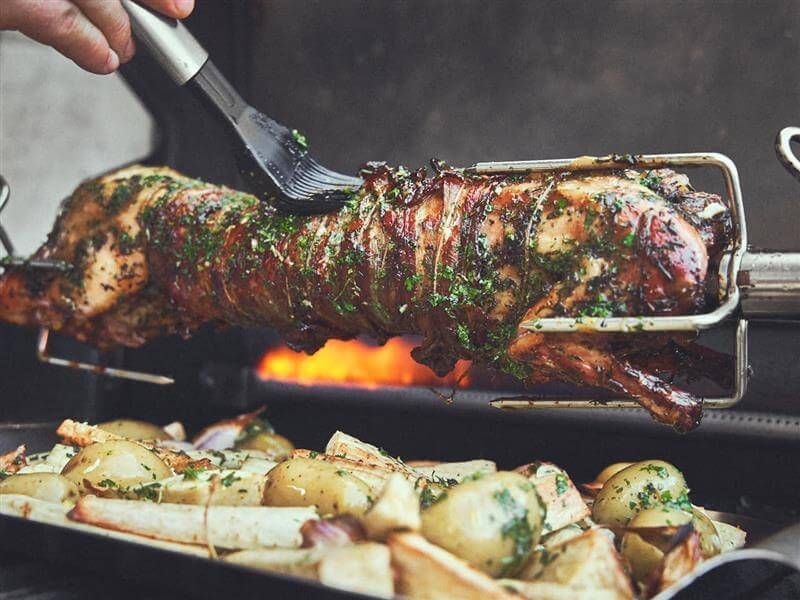 Kaninchen grillen auf der Rotisserie